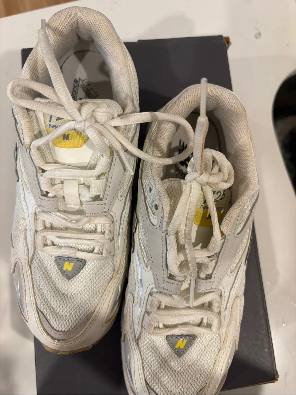 New Balance Women’s Cream/White 725 Classic Running Sneakers